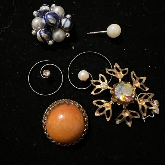 Vtg 5 Clip Earrings 1 wire. 11 One piece Earrings few miscl pearls & rhinestones - Picture 7 of 8